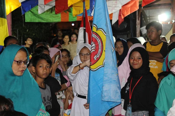 Jakarta, Endonezya - 08 18 2018: Endonezya bayrağıyla başlayan 72. yıldönümü kutlamasına katılan hevesli insanlar