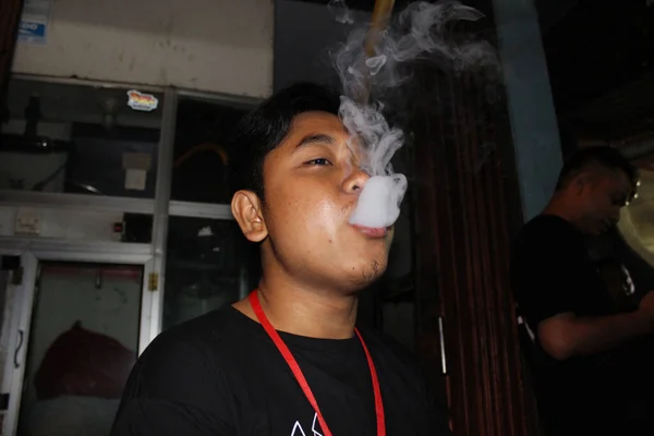 Jakarta Indonesia 2018 Ekspresi Seseorang Yang Mengeluarkan Asap Rokok Dari — Stok Foto