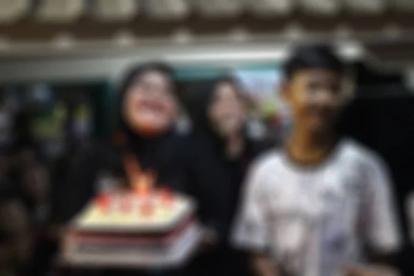 Jakarta, Endonezya - 08 18 2018: Doğum gününde sürpriz pasta verilen ve Endonezya 'nın 72. Bağımsızlık Günü kutlamasına denk gelen bir çocuğun mutlu ifadesinden soyutlanmış