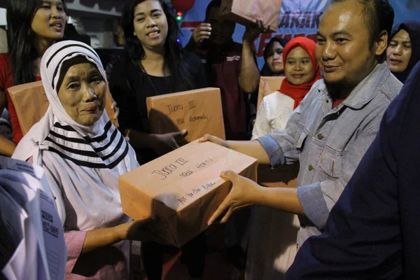 Yakarta Indonesia 2018 Hombre Mano Una Anciana Que Lleva Hiyab —  Fotos de Stock