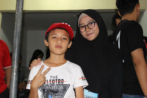 Джакарта Індонезія 2018 Хлопці Дівчата Хіджабі Які Позують Посміхаючись Дивлячись — стокове фото