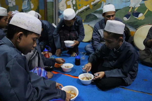 Jacarta Indonésia 2019 Crianças Muçulmanas Comendo Almôndegas Durante Celebração Dia — Fotografia de Stock
