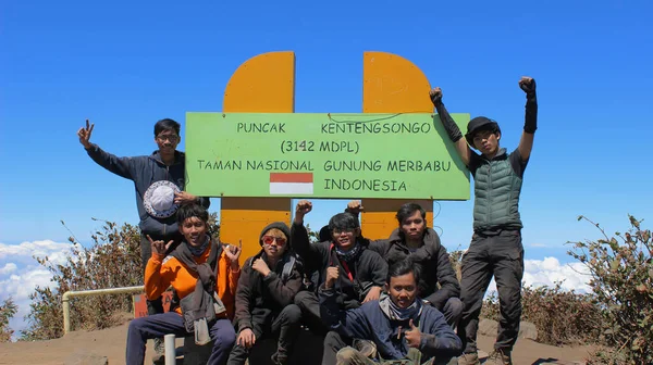 Магеланг Індонезія 2019 Альпіністи Які Досягають Вершини Гори Мербабу Захоплюють — стокове фото