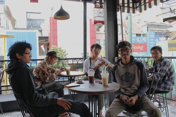 Yogyakarta Indonésia 2019 Expressões Felizes Homens Sentados Juntos Desfrutando Uma — Fotografia de Stock