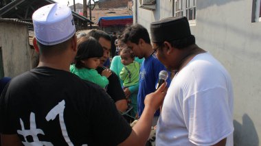 Jakarta, Endonezya - 08 11 2019: Cakarta, Endonezya sokaklarındaki Kurban Bayramı 'nda kurban edilen hayvanların teslim edilmesini okuyan qurbani komitesi