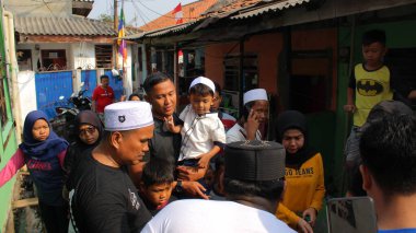 Jakarta, Endonezya - 08 11 2019: Cakarta, Endonezya sokaklarında Kurban Bayramı anısına toplanan insanlar