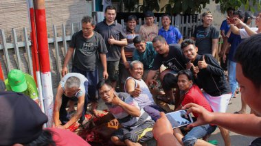Jakarta, Endonezya - 08 11 2019: Jakarta sokaklarındaki Kurban Bayramı kutlamaları sırasında hayvan komitesine yardım etme konusunda hevesli insanlar