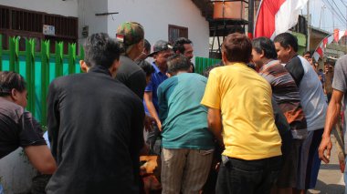 Jakarta, Endonezya - 08 11 2019: Jakarta sokaklarında bayram kutlamaları sırasında hevesli insanlar birlikte çalışıyorlar