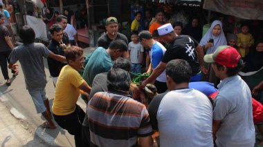 Jakarta, Endonezya - 08 11 2019: Jakarta sokaklarında bayram kutlamaları sırasında hevesli insanlar birlikte çalışıyorlar