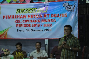 Jakarta, Endonezya - 12.14 2019: Erkekler Yeni Ev Başkanları Seçiminde Halka Mesajları Taşırken Mikrofon Kullanıyor