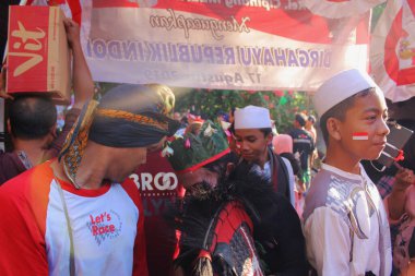 Jakarta, Endonezya - 08 18 2019: Halk, güneşli bir sabahta Endonezya 'nın 73. Bağımsızlık Günü kutlamalarına coşkuyla katılıyor.
