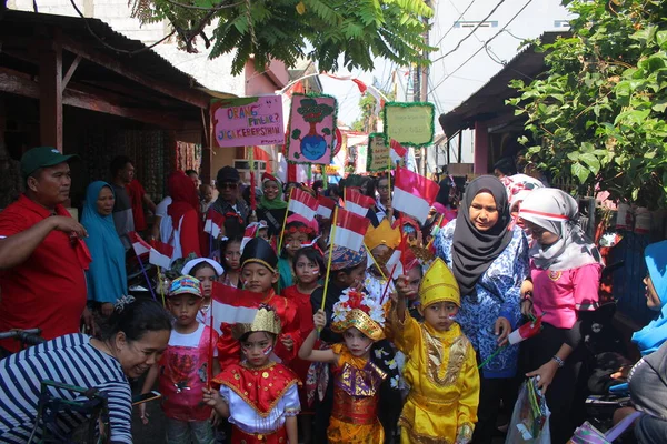 Jakarta, Endonezya - 08 18 2019: Endonezya 'nın 73. Bağımsızlık Günü kutlamaları sırasında geleneksel Endonezya kıyafetleri giymiş çocukların geçit töreni
