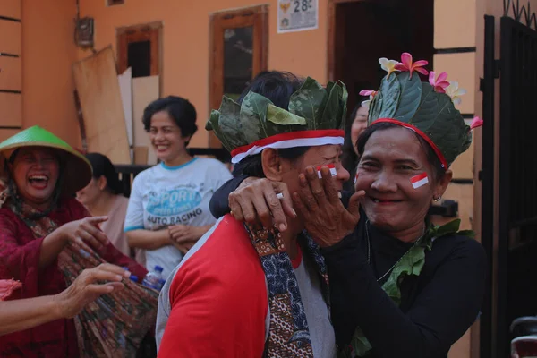 Yakarta Indonesia 2019 Las Mujeres Mayores Reúnen Abrazan Con Ropa — Foto de Stock