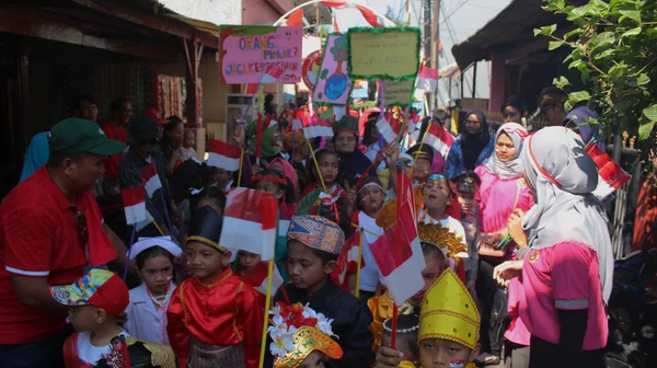 印度尼西亚雅加达 2019年8月18日 在庆祝印度尼西亚第73个独立日期间举行游行 展示身穿印度尼西亚传统服装的儿童 — 图库照片