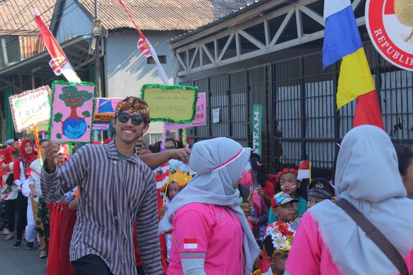 Jacarta Indonésia 2019 Desfile Mostrando Homem Vestido Javanês Durante Celebração — Fotografia de Stock