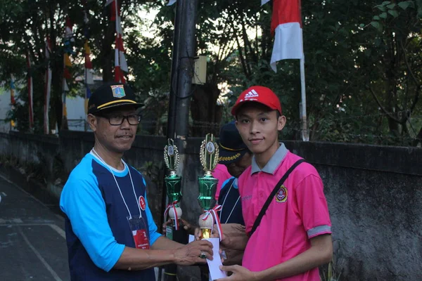 印度尼西亚雅加达 2019年8月18日 在庆祝印度尼西亚第72个独立日的游行中 向最佳服装和团体的获奖者移交奖品 — 图库照片