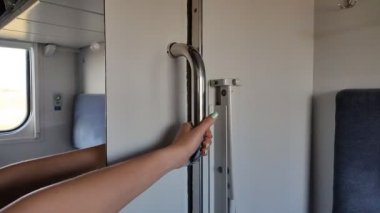 Genç kız vagonun kapısını açıyor.