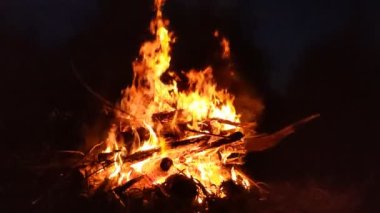 Kamp ateşine yakın çekim, yavaş çekim etkisi. Yanan ateş