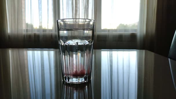 滤泡片溶解在一个透明的玻璃与水的特写 头痛丸 — 图库视频影像
