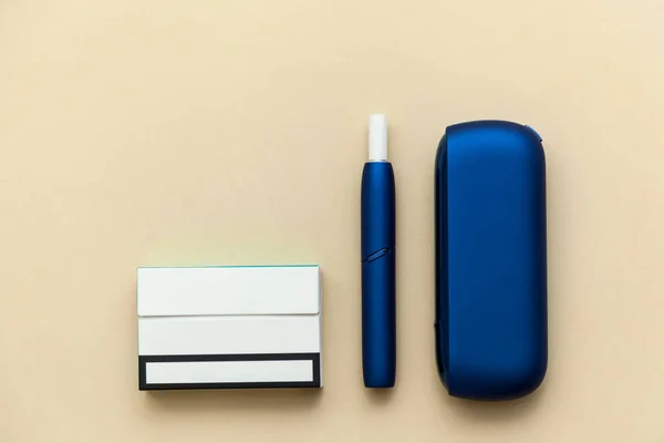 米色背景下的Iqos电子蓝色香烟 — 图库照片