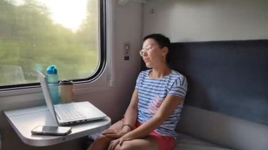 Genç bir kız vagonun kapısını açıyor.