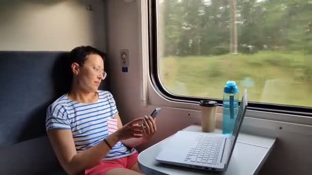 Молода Дівчина Відкриває Двері Вагона Поїзда — стокове відео