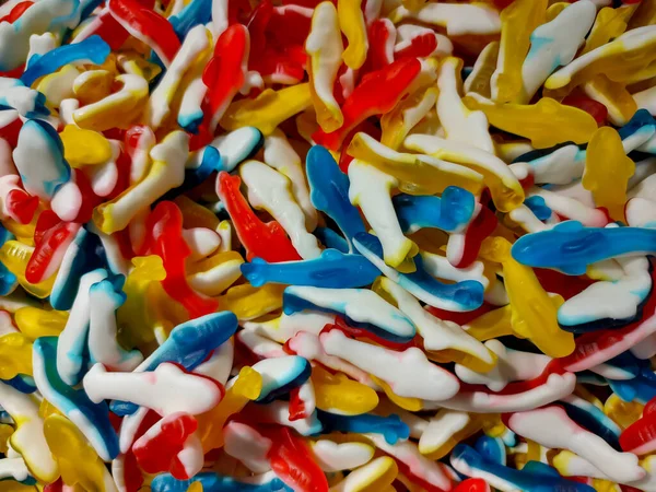 Farklı şekillerdeki çok renkli çiğneme şekerlemelerinin arka planı