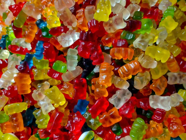 さまざまな形の多色の噛むキャンディーの背景 — ストック写真