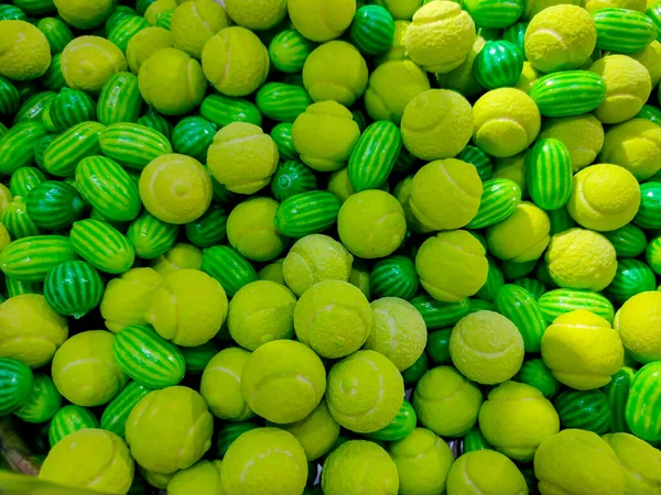 さまざまな形の多色の噛むキャンディーの背景 — ストック写真