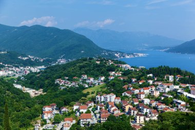 Karadağ 'ın eski kenti Herceg Novi' nin kırmızı çatılı kalesi ve evleri manzaralı