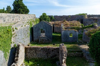 Herceg Novi Karadağ 'daki eski SPANJOLA kalesinin harabeleri ve taş binaları