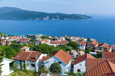 Karadağ 'ın eski kenti Herceg Novi' nin kırmızı çatılı kalesi ve evleri manzaralı