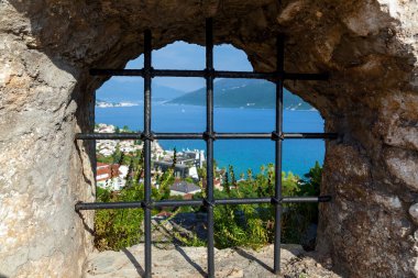 Karadağ 'ın eski kenti Herceg Novi' nin kırmızı çatılı kalesi ve evleri manzaralı