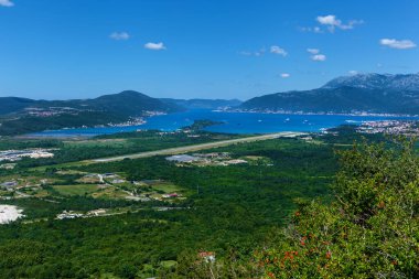 Karadağ 'ın Tivat kentindeki havaalanının tepesinden görüntü
