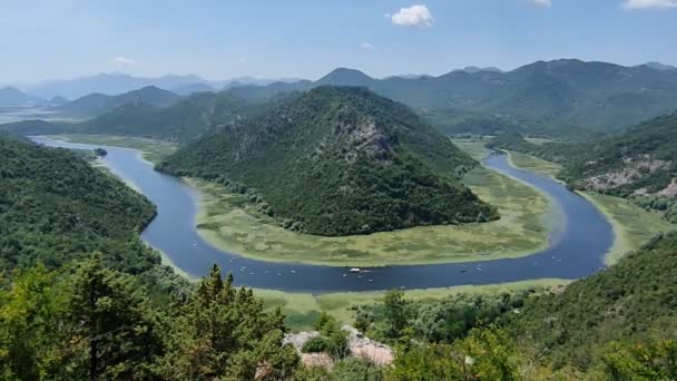 川の景色Crnojevica Skadar モンテネグロ 川が緑の山の周りを曲がる場所 — ストック動画