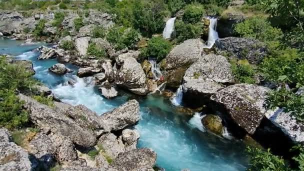 Rio Grande Rápido Transformando Cachoeira Podgorica Paisagens Pontos Turísticos Natureza — Vídeo de Stock