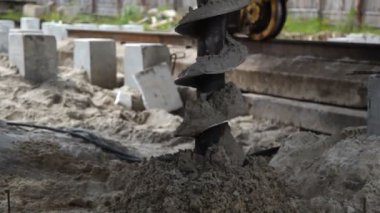 Beton yığınları kurmak için toprak sondajı makinesi, çok katlı evler inşa edilirken toprak sondajı