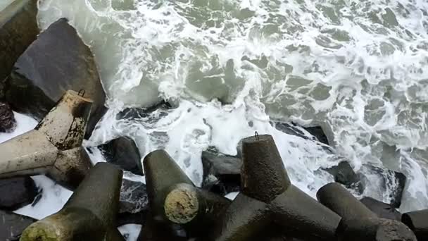 Fale Morza Czarnego Rozbijają Się Molo Kamieniami Betonowymi Strukturami — Wideo stockowe