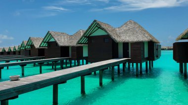 Bora Bora Adası, Maldivler, Tahiti 'deki beyaz kumlu plajda, mavi göldeki su altı bungalovları ve lüks villalar..