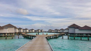 Bora Bora Adası, Maldivler, Tahiti 'deki beyaz kumlu plajda, mavi göldeki su altı bungalovları ve lüks villalar..