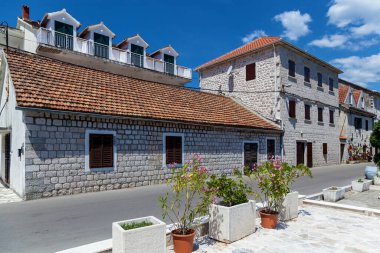 Evlerin, otellerin ve dükkanların cepheleri. Karadağ 'daki Eski Kent, Ev ve Sokakların Mimarisi