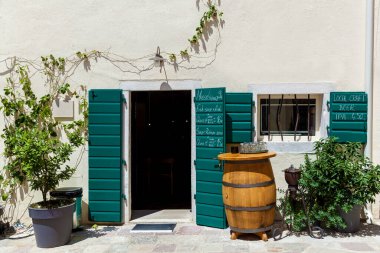 Evlerin, otellerin ve dükkanların cepheleri. Karadağ 'daki Eski Kent, Ev ve Sokakların Mimarisi