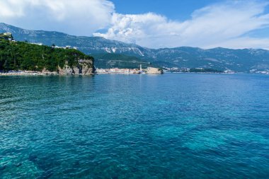 Güneşli bir günde deniz manzarası. Karadağ 'da güzel deniz manzaraları, dağlar ve doğa