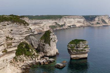 Yatları, kireçtaşı kayaları ve taş kaleleri olan liman. Korsika Adası manzaraları ve manzaraları.