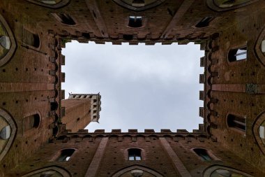 Ortaçağ şehri Siena 'nın mimarisi ve manzarası. İtalya 'nın ortaçağ şehri Siena' nın manzaraları