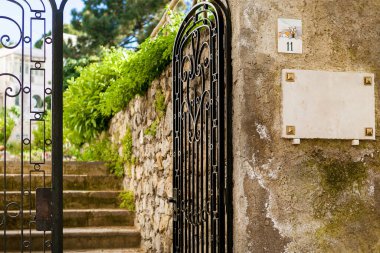 İtalya, Ravello 'daki Vile Cimbrone' da mimari, manzara, heykeller ve bitkiler.