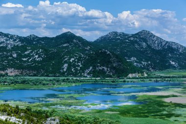 Karadağ, Avrupa 'daki Ulusal Park' taki dağ yolundan Skadar Gölü manzarası. Karadağ 'da güzel deniz manzaraları, dağlar ve doğa