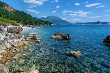 Güneşli bir günde deniz manzarası. Karadağ 'da güzel deniz manzaraları, dağlar ve doğa