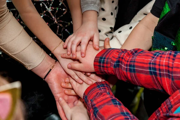 Baby Handen Bij Elkaar Teamwedstrijden Een Kinderspeelkamer Voor Een Verjaardag — Stockfoto