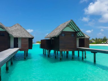 Bora Bora Adası, Maldivler, Tahiti 'deki beyaz kumlu plajda, mavi göldeki su altı bungalovları ve lüks villalar..